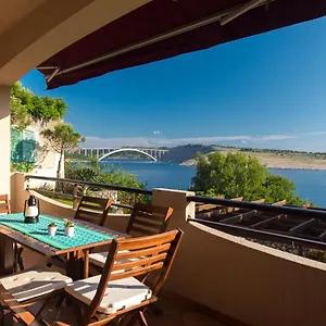 Captain's With Sea View Apartment